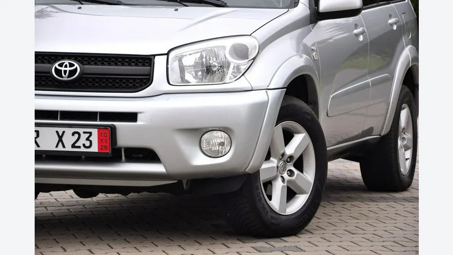 TOYOTA RAV4 -