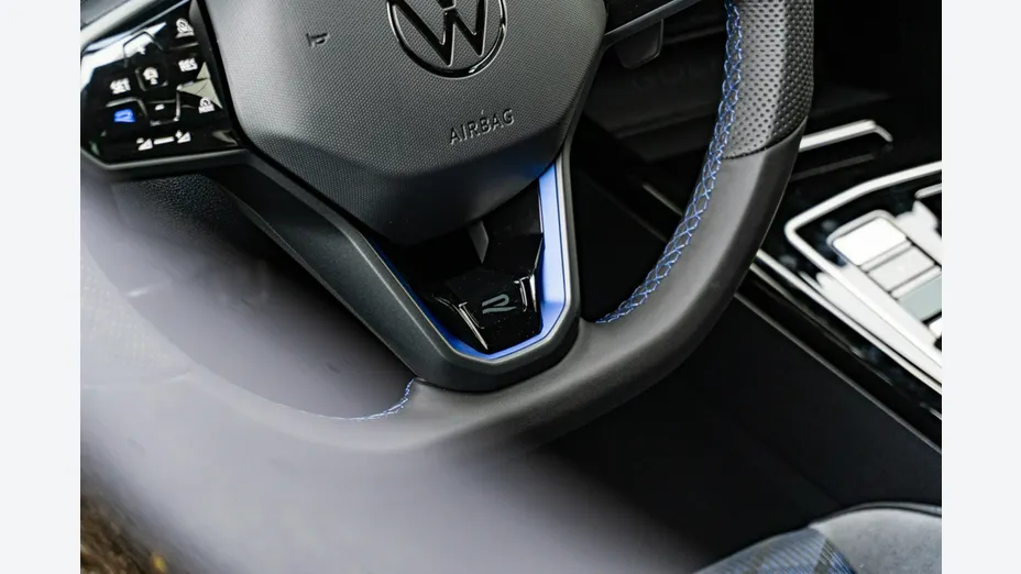 VOLKSWAGEN Golf -