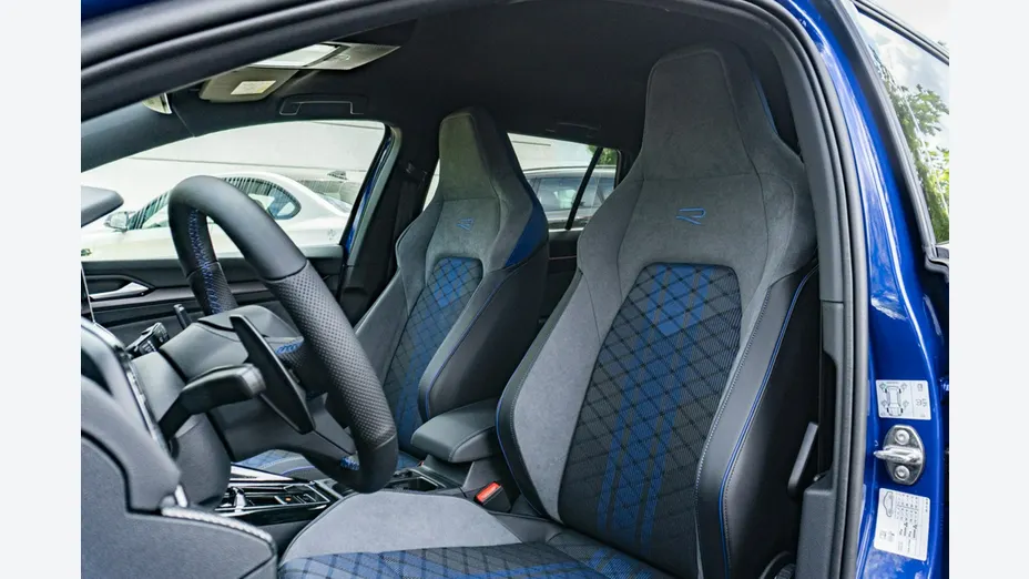 VOLKSWAGEN Golf -
