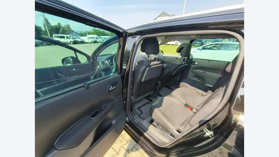 PEUGEOT 5008 -