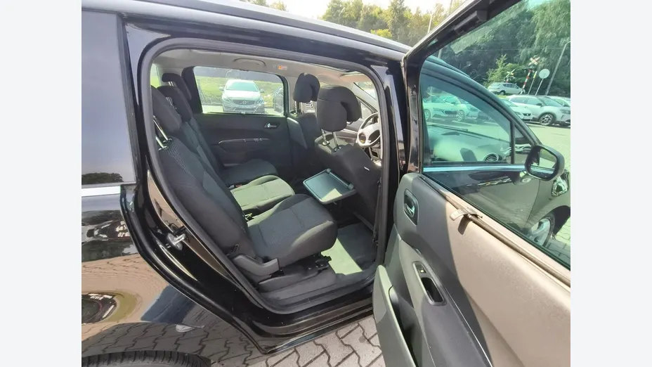 PEUGEOT 5008 -