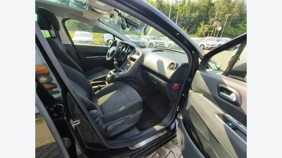 PEUGEOT 5008 -