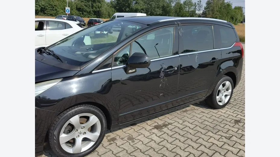 PEUGEOT 5008 -