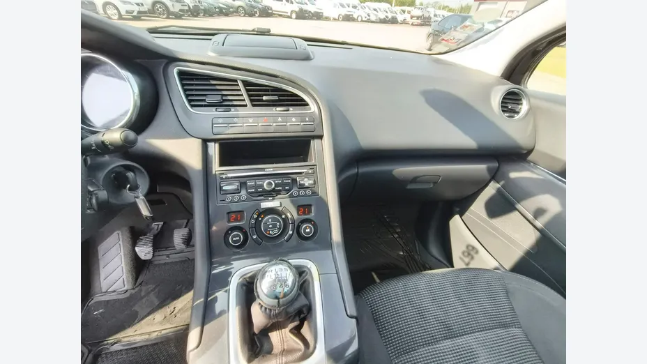 PEUGEOT 5008 -