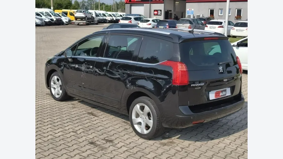 PEUGEOT 5008 -