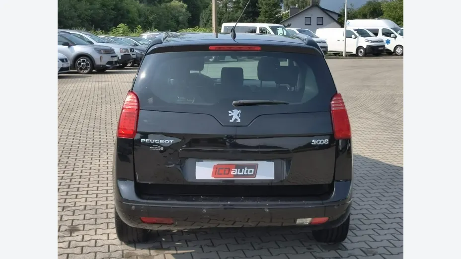 PEUGEOT 5008 -