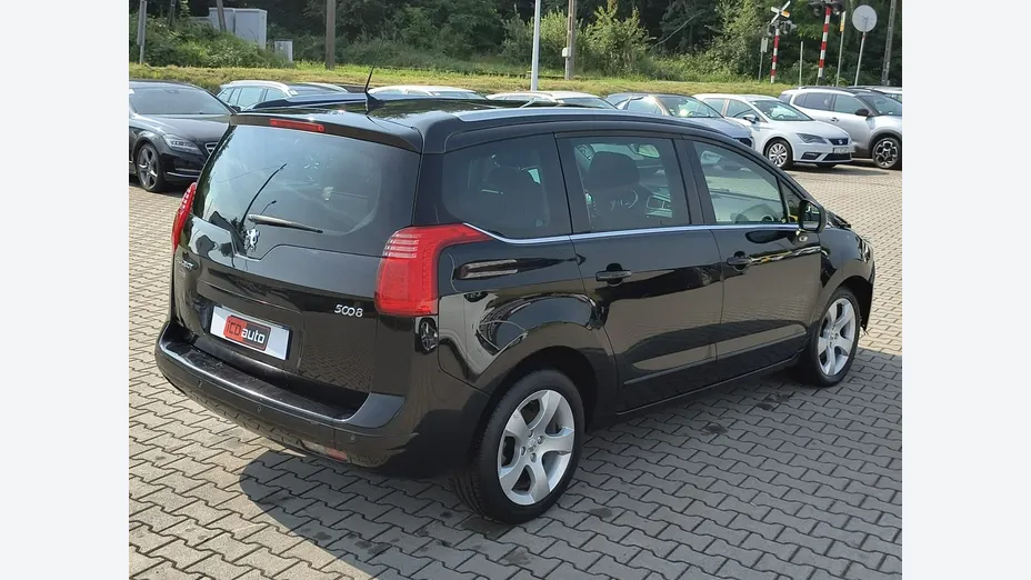 PEUGEOT 5008 -