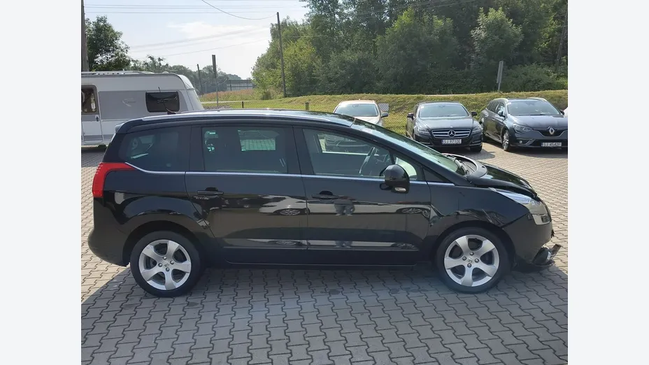 PEUGEOT 5008 -