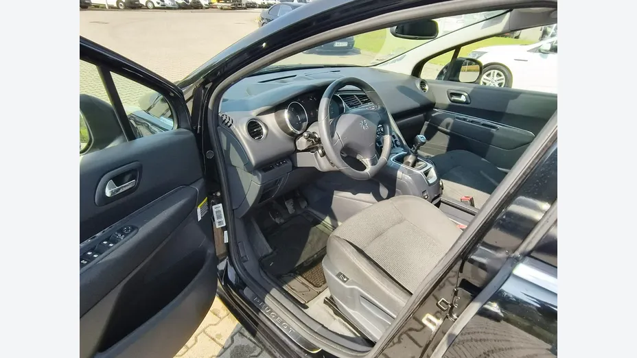 PEUGEOT 5008 -