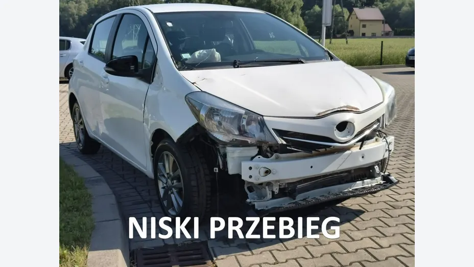 TOYOTA Yaris -