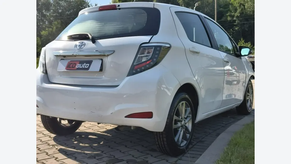 TOYOTA Yaris -
