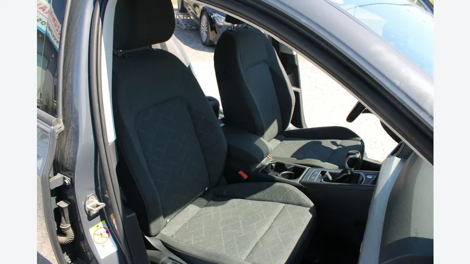 VOLKSWAGEN Golf -