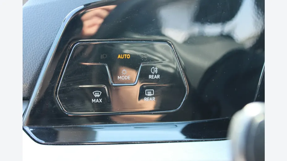 VOLKSWAGEN Golf -