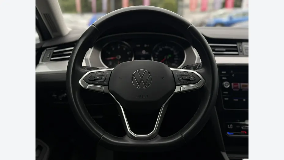 VOLKSWAGEN Passat -