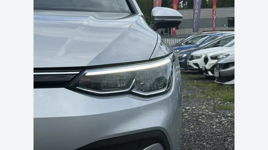VOLKSWAGEN Golf -