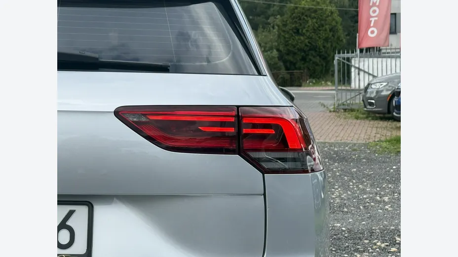 VOLKSWAGEN Golf -