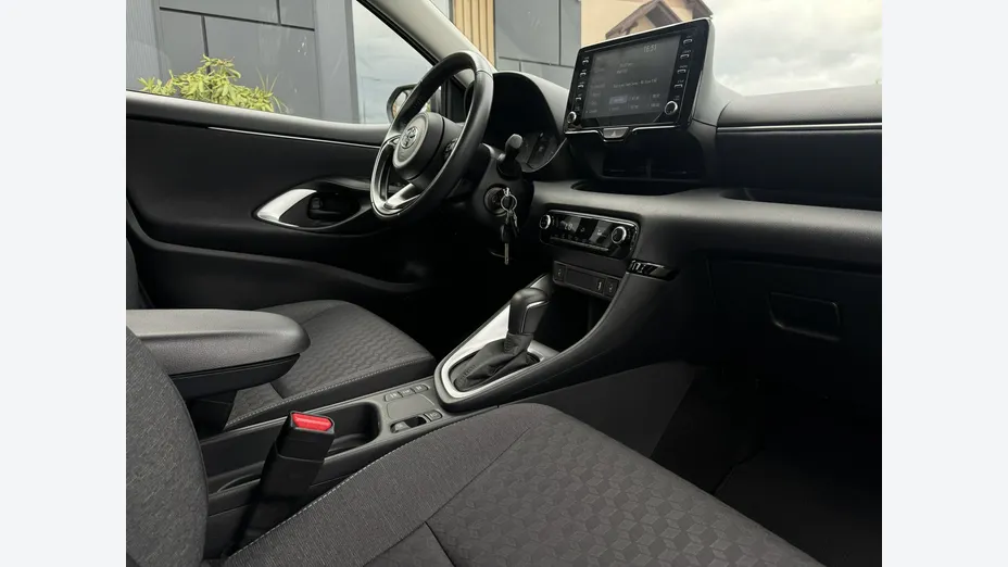 TOYOTA Yaris -