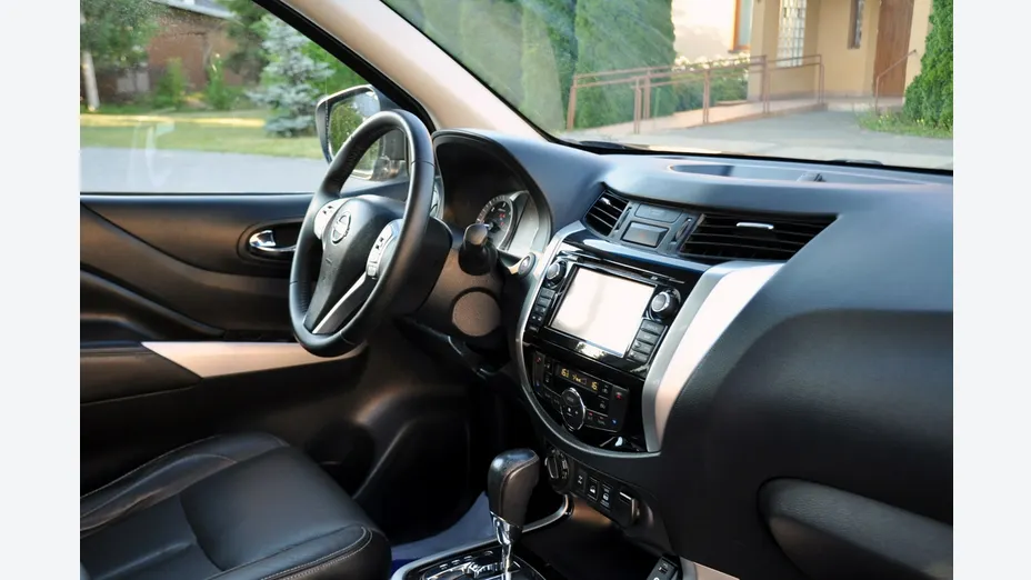 NISSAN Navara -