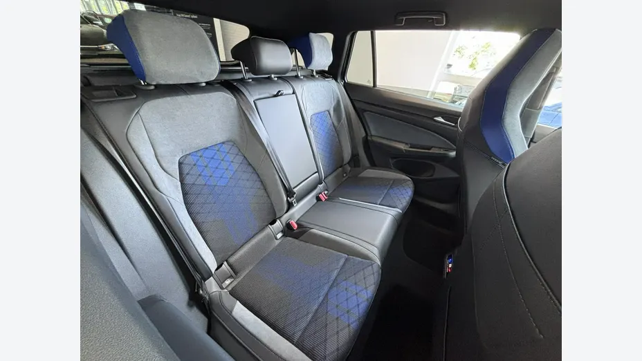 VOLKSWAGEN Golf -