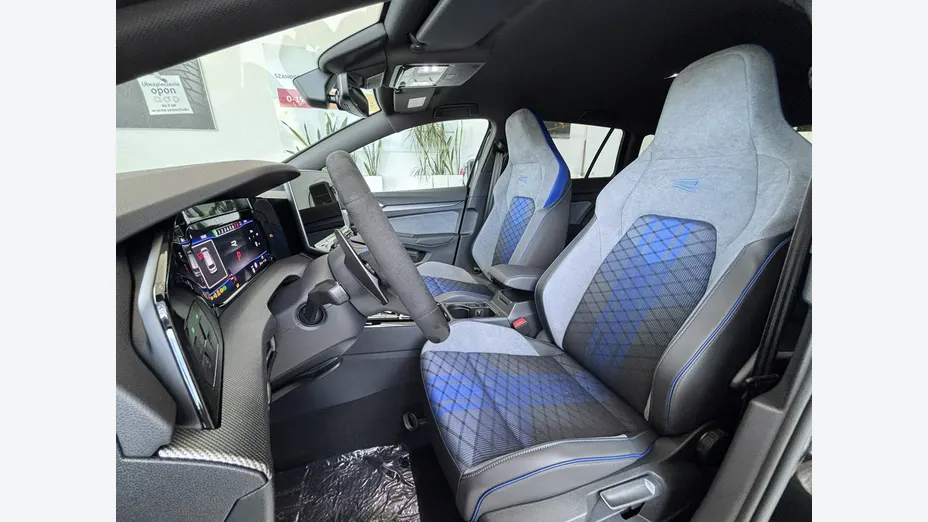 VOLKSWAGEN Golf -