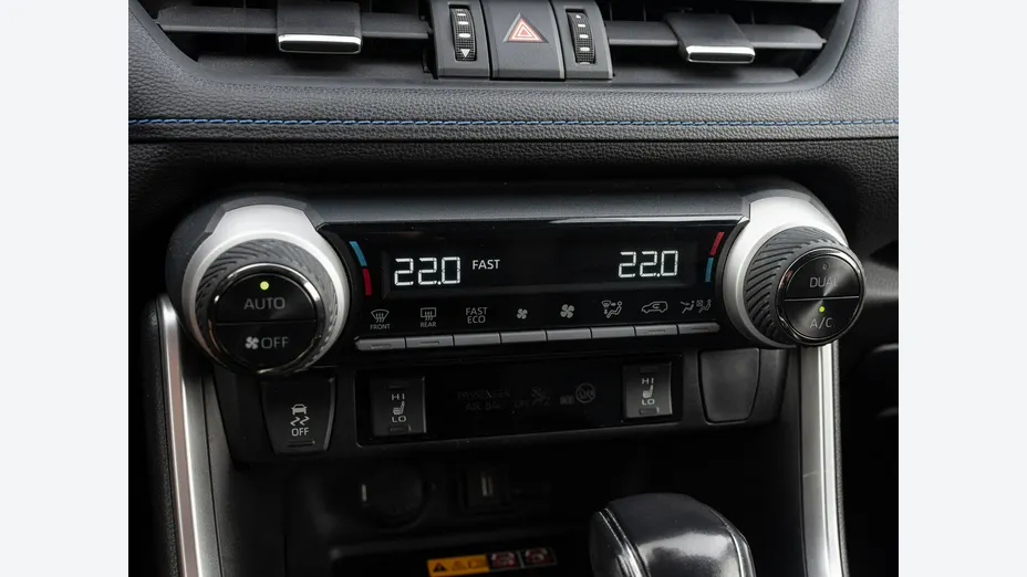 TOYOTA RAV4 -