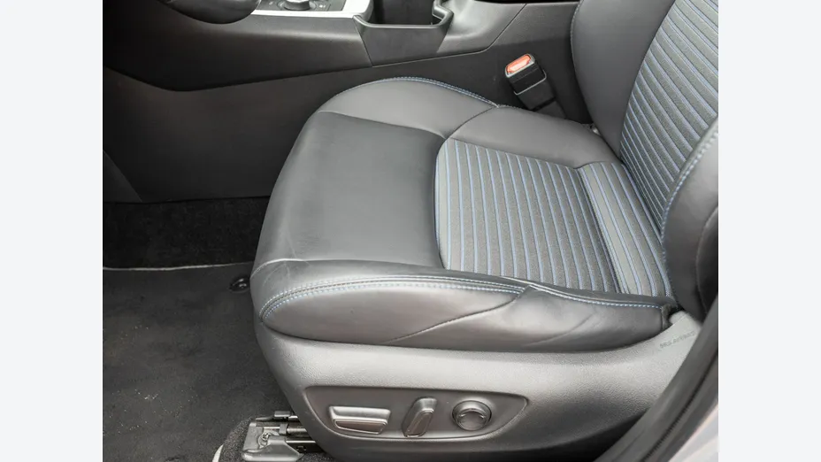 TOYOTA RAV4 -