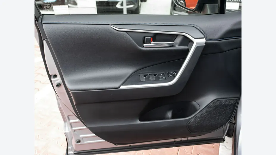 TOYOTA RAV4 -