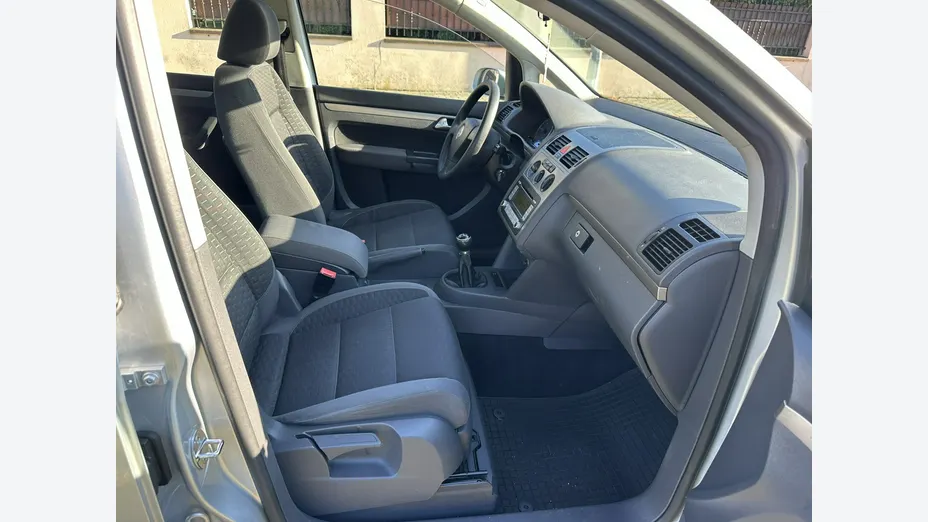 VOLKSWAGEN Touran -