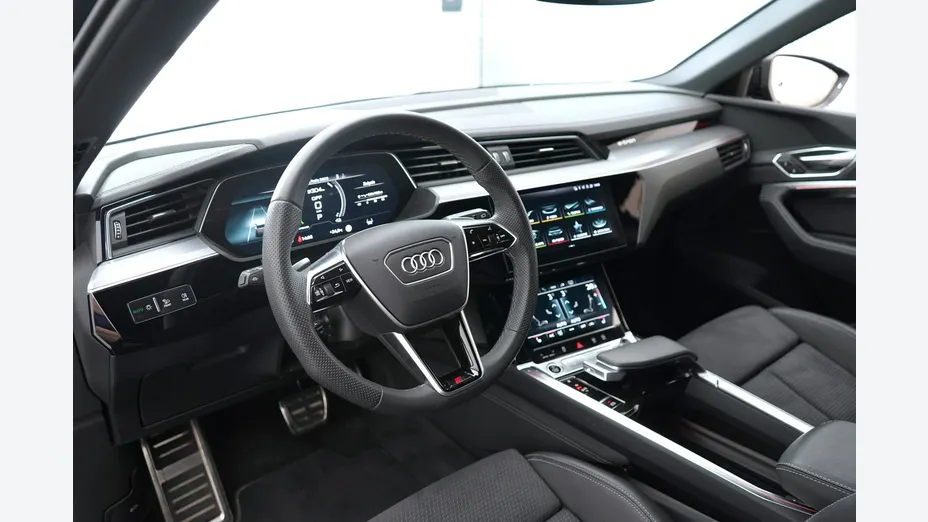 AUDI Q8 -