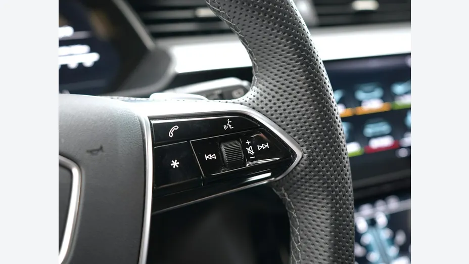 AUDI Q8 -