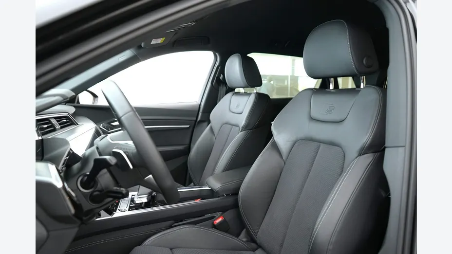 AUDI Q8 -