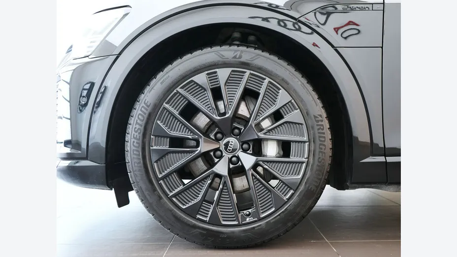 AUDI Q8 -