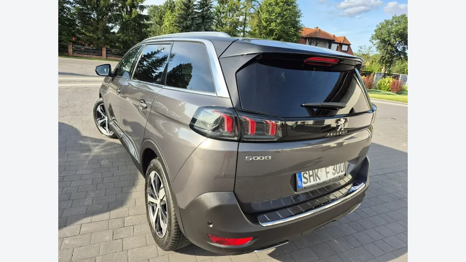 PEUGEOT 5008 -