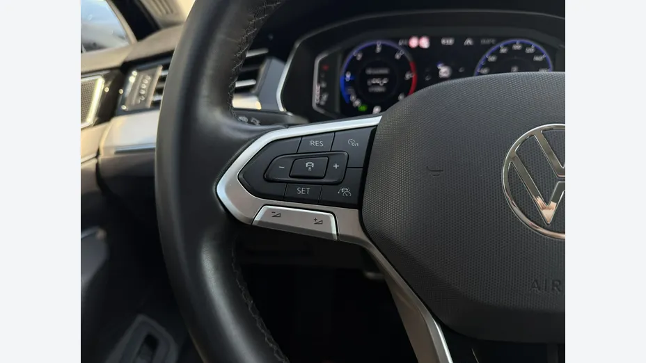 VOLKSWAGEN Passat -