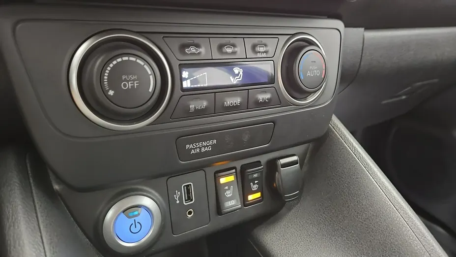 NISSAN Leaf -