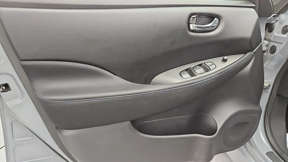 NISSAN Leaf -