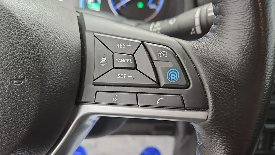 NISSAN Leaf -