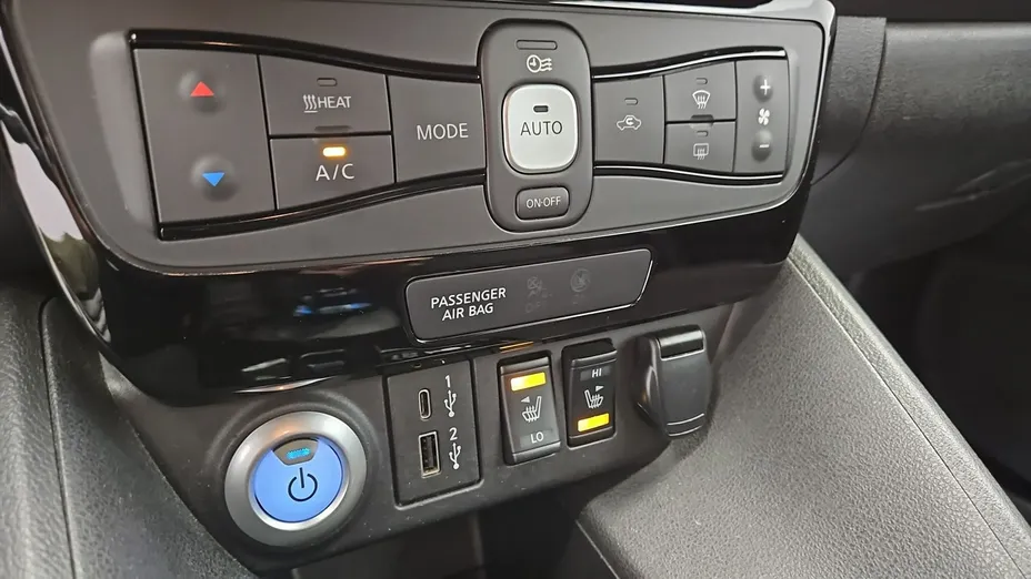 NISSAN Leaf -