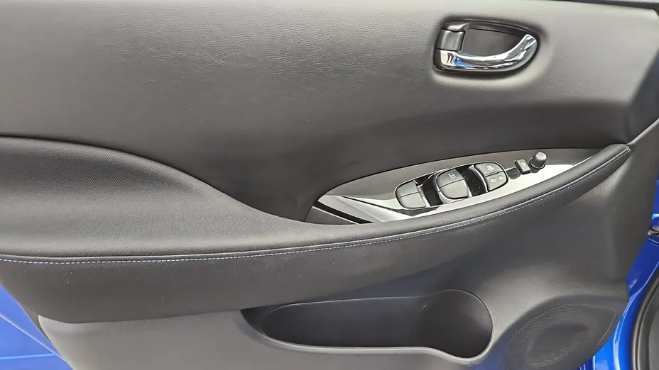 NISSAN Leaf -