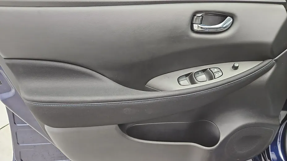 NISSAN Leaf -