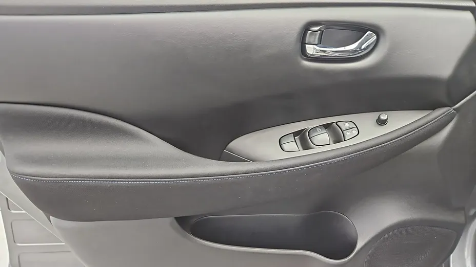 NISSAN Leaf -