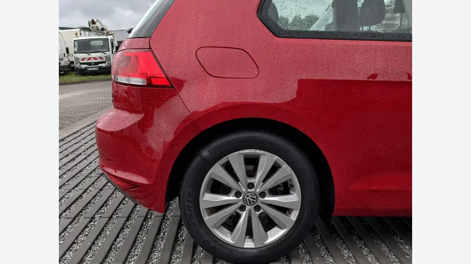 VOLKSWAGEN Golf -
