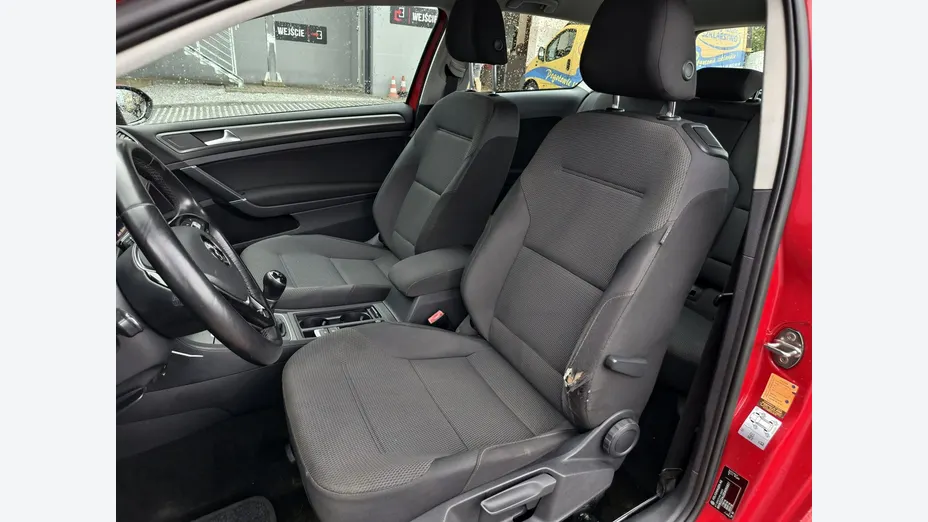 VOLKSWAGEN Golf -