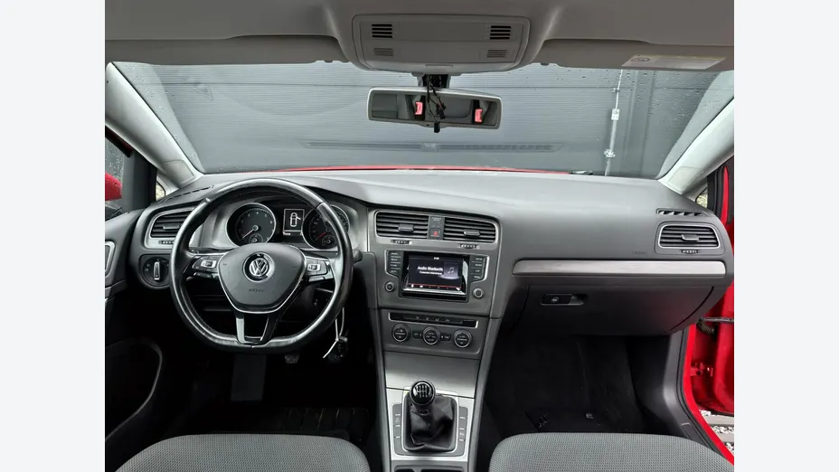 VOLKSWAGEN Golf -
