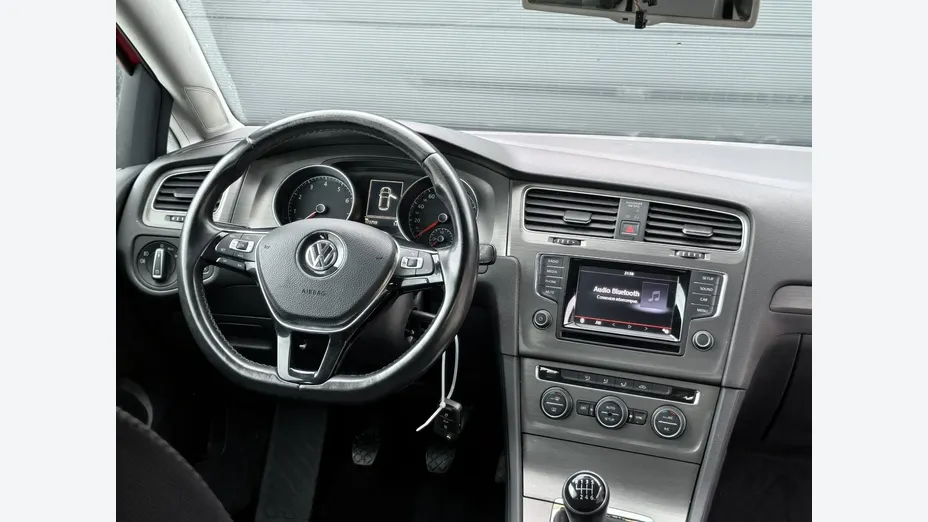 VOLKSWAGEN Golf -