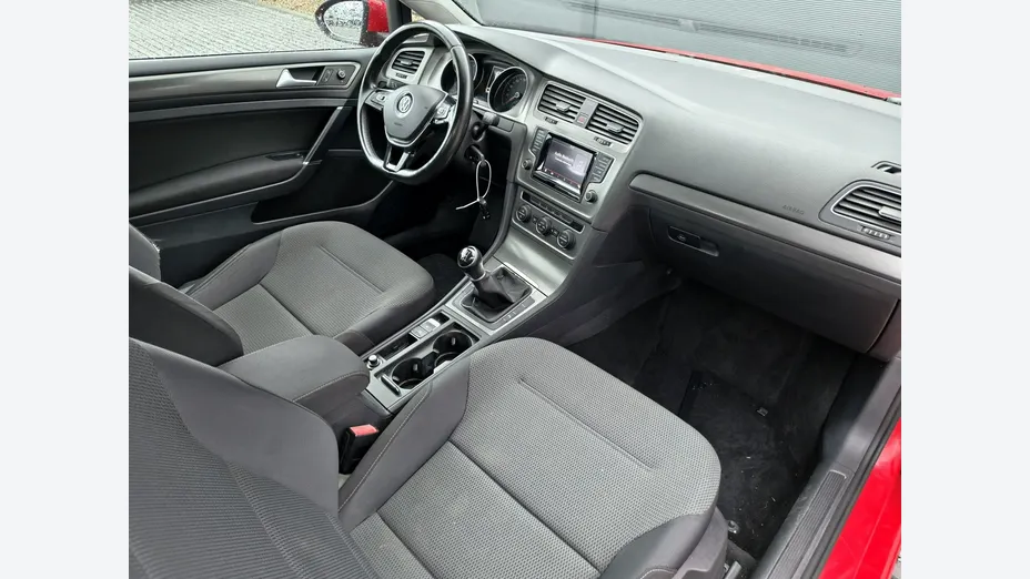 VOLKSWAGEN Golf -