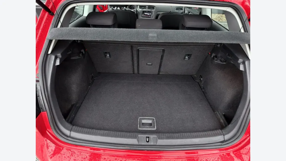 VOLKSWAGEN Golf -