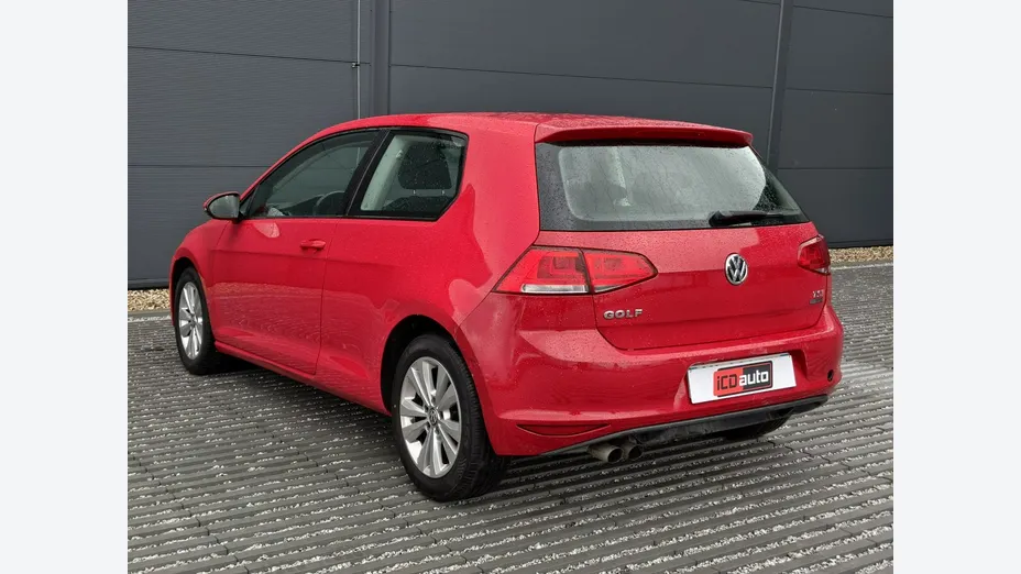 VOLKSWAGEN Golf -