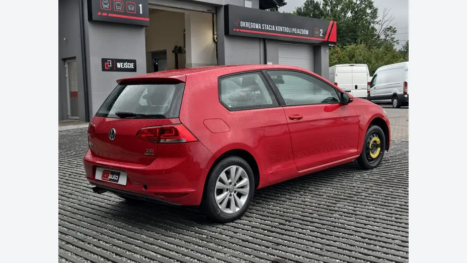 VOLKSWAGEN Golf -