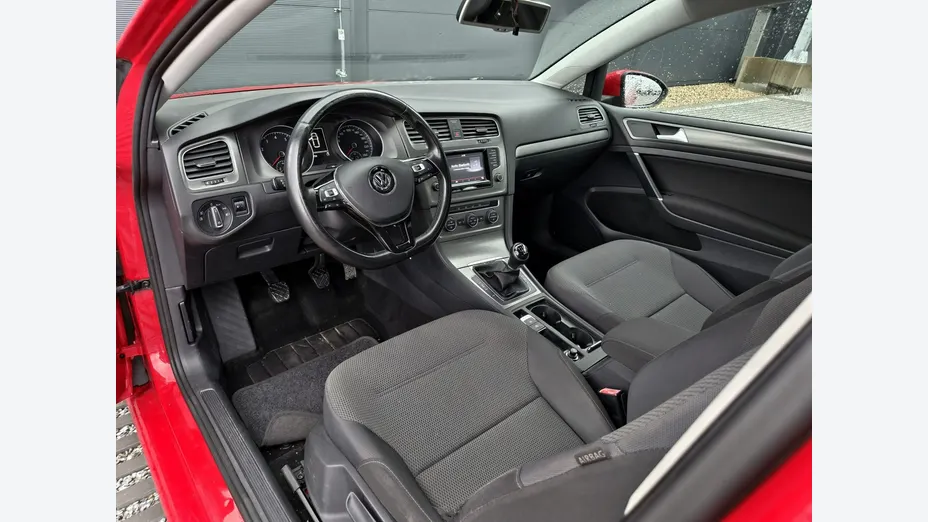 VOLKSWAGEN Golf -